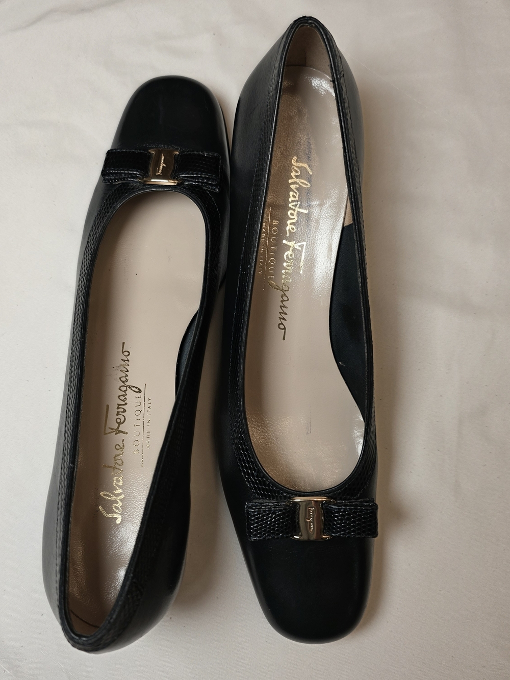 Vintage Salvatore Ferragamo Boutique Navy Leather Bow Pumps Size 8 Narrow Italy